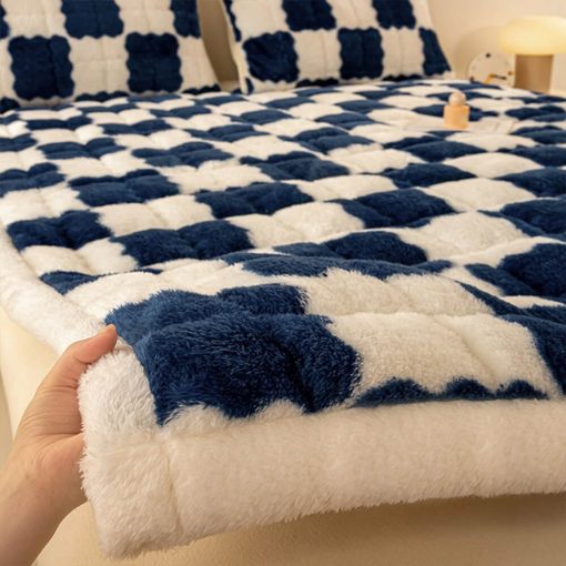 Couverture de matelas en peluche à motifs carreaux et taie d'oreiller – Image 2